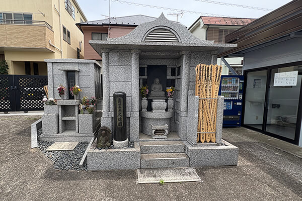 左手:動物供養塔 右手:永代供養墓『久遠廟』